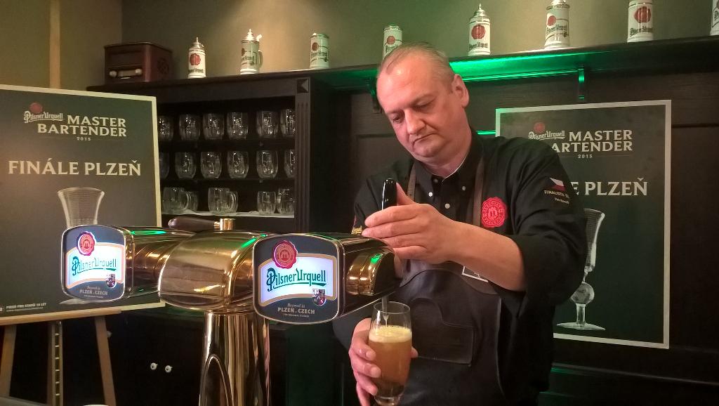 Jeden z úkolů je čepování #pilsnerurquell do třetinky pákovým kohoutem na tzv. evropský způsob #masterbartender2015