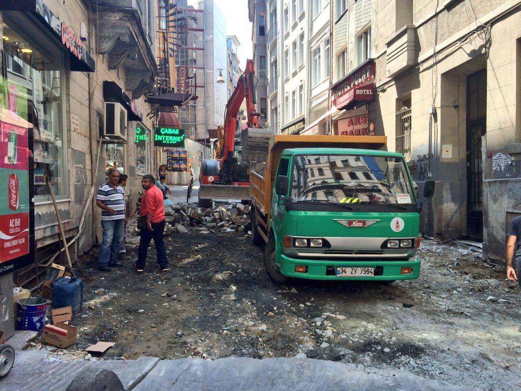 Hasann_KILIC's tweet photo. #DahaGüzelBeyoğluİçin Hüseyinağa Mh Topçekenler Sk yenileme çalışmalarmız başladı @cakmakfatih @selcukhut @BeyogluBld http://t.co/lOIZQsYkJg
