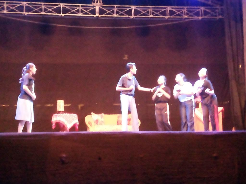 Malam semuaaa... Tiga lagi gladi befsih nihh.. Nggak terasa udah H-1 😁 Inget di tonton yaa, masih ada ots kok 😄😄😄