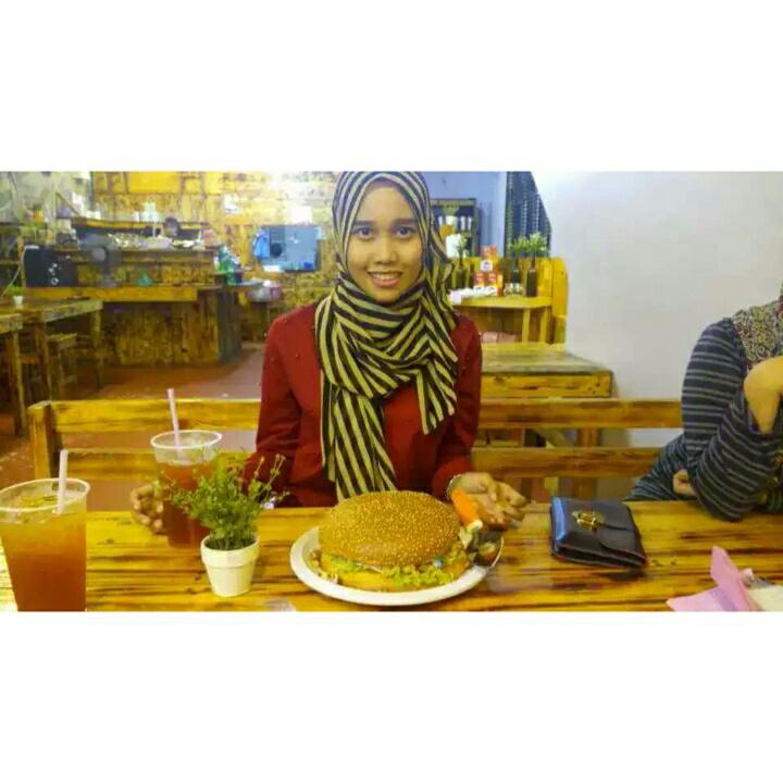 nurfatyha_tear's tweet photo. Hari ni akk makan burger besar , hee #pinecafe . http://t.co/hGryEkfUjh