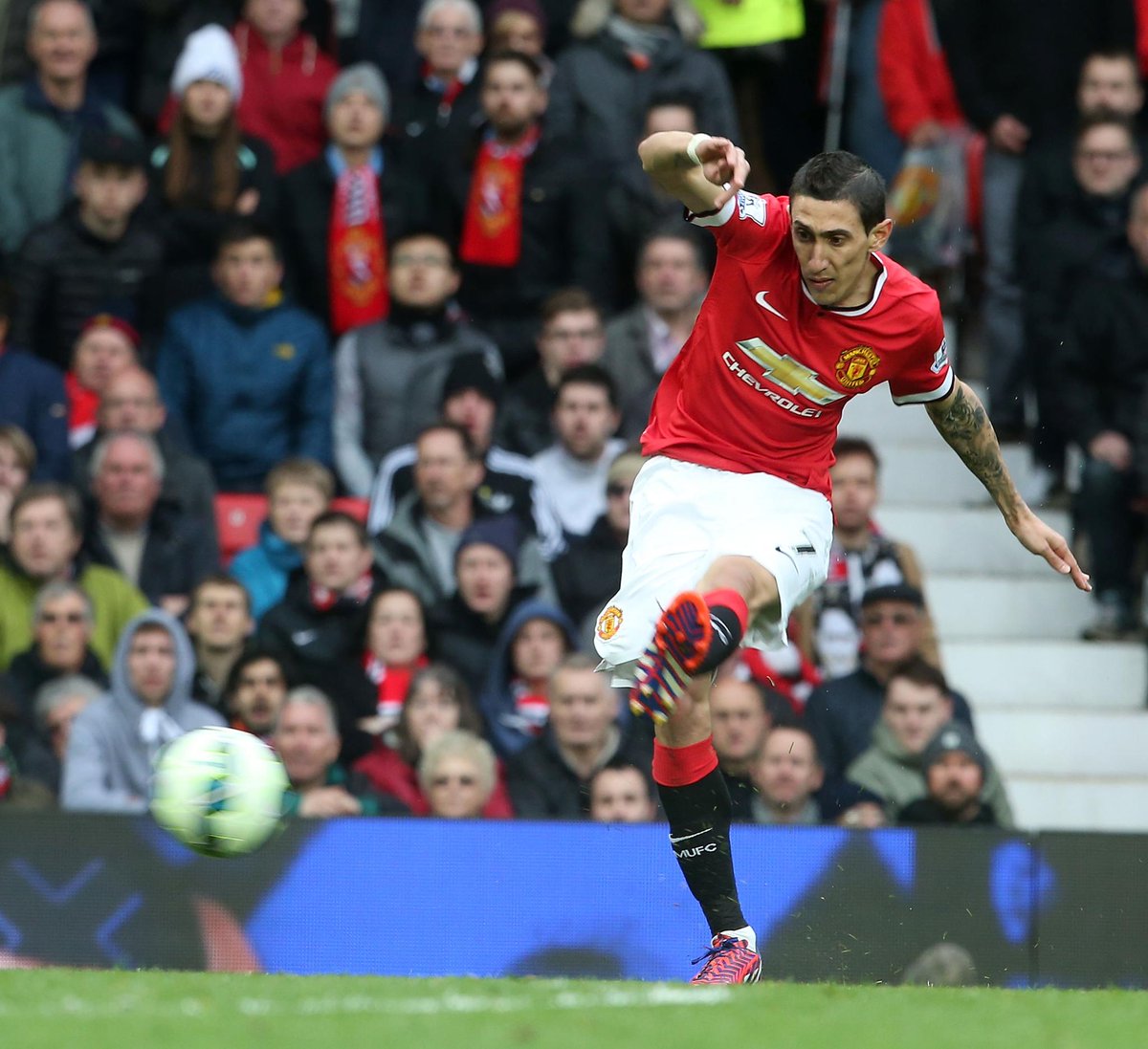 Angel Di Maria completes his transfer to Paris Saint-Germain, signing a four-year contract with the club.