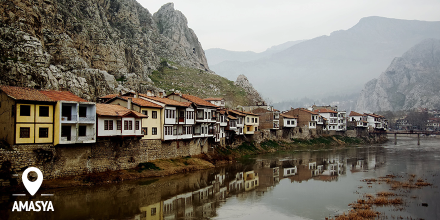 GoTurkiye's tweet image. 8,500 year old rock tombs, with lovely traditional Ottoman houses in their shadow...