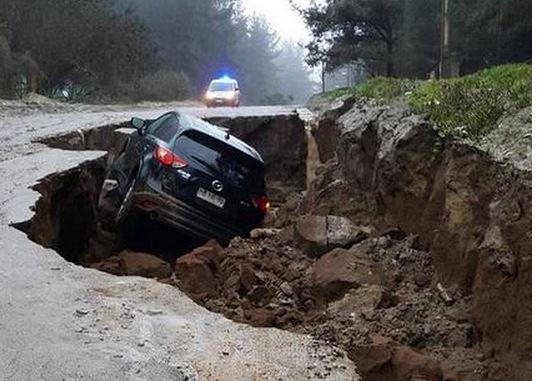 24HorasTVN's tweet photo. AHORA | Socavón causa accidente en Reñaca  [MIN A MIN]→ http://t.co/f7180i9sEj #LluviaTVN http://t.co/xGB3VSzYOY