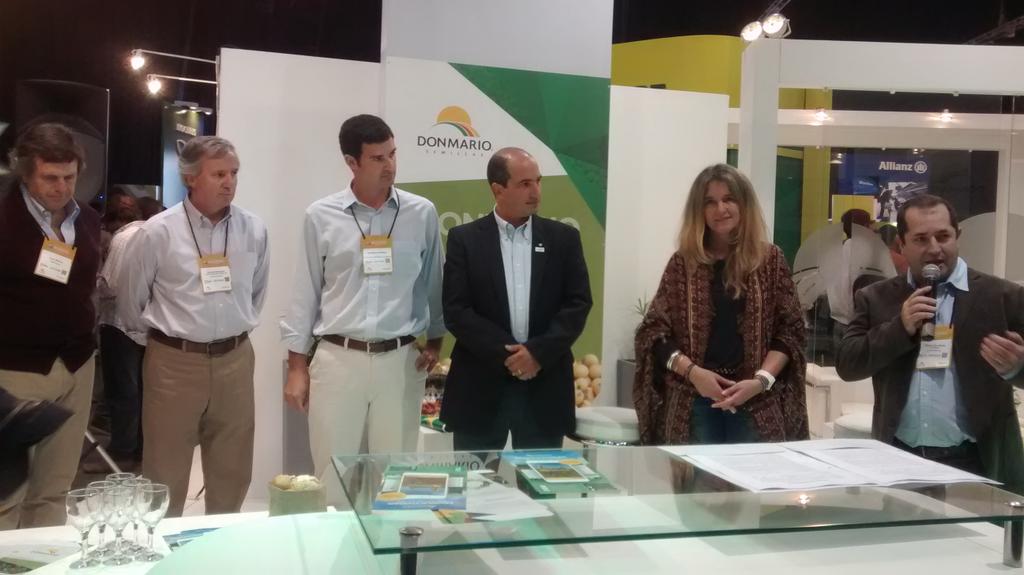 AgrofyNews's tweet photo. Obdulio San Martino habla desde el stand de @DONMARIOoficial donde concretan el acuerdo con @aapresid #Biosapiens http://t.co/W3uVRuzyL8