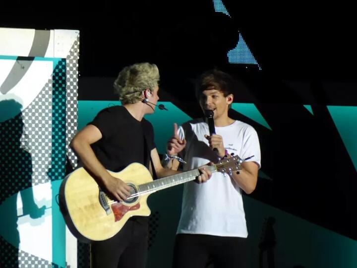 HLToursARG's tweet photo. Niall y Louis anoche en el estadio Metlife, en Nueva Jersey - 5/8 #MTVHottest One Direction http://t.co/1LgES9AWDr