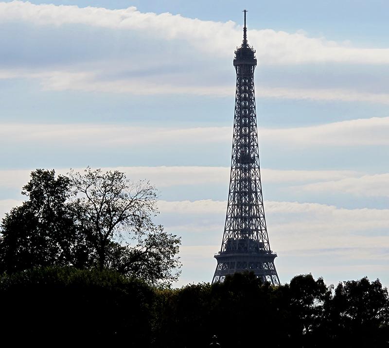 Très beau ciel à #Paris aujourd'hui. #Louvre #Eiffel #tourisme #vacances #monument