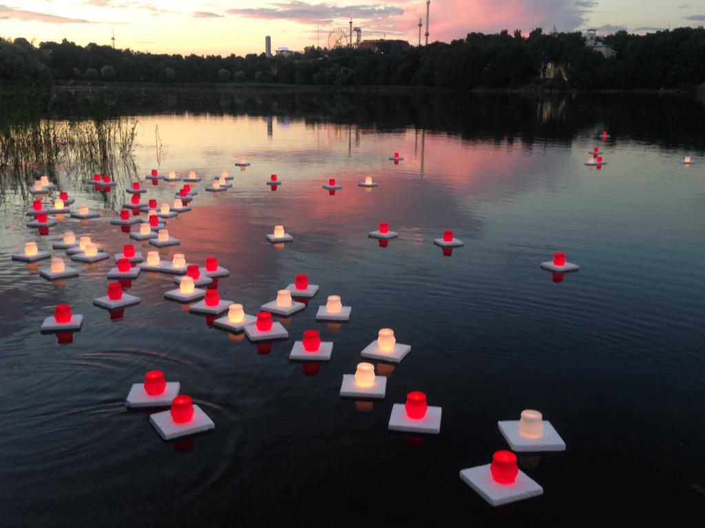 AnnukkaLi's tweet photo. #HiroshimaNagasaki70 #töölönlahti #ydinpommi'n uhrien muistolle laulamassa #koitonlaulu #buchenwaldinhälytys #rauha http://t.co/xo4NhOFYIa