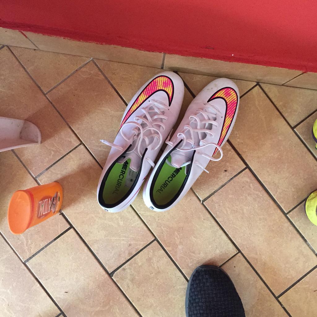 manuelminn_16's tweet photo. Nuove bombe⚽️❌💣 @nikefootballita @nikefootball @Nike #football #season #tbt #focus http://t.co/M4C9qI3Zxk
