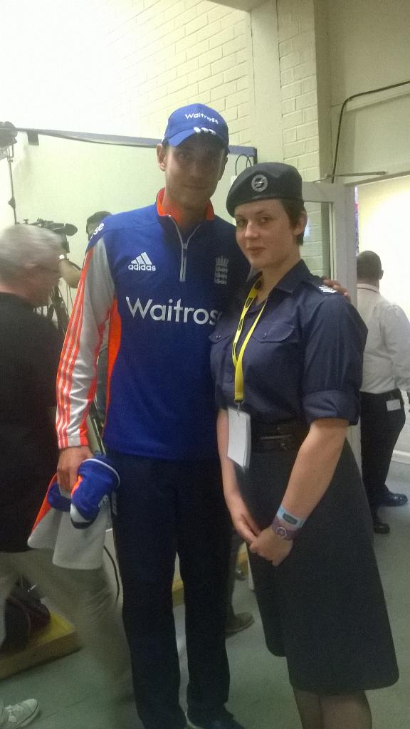 Cole_P141's tweet photo. One very happy gal! #MySummerAshes @ECB_cricket http://t.co/oscowO85zP