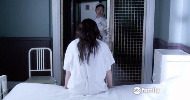 TvShowsFr's tweet photo. #SPOILER #PLL Charles enfermera Alison à Radley dans le 6x10. http://t.co/2nNWiNcvq9
