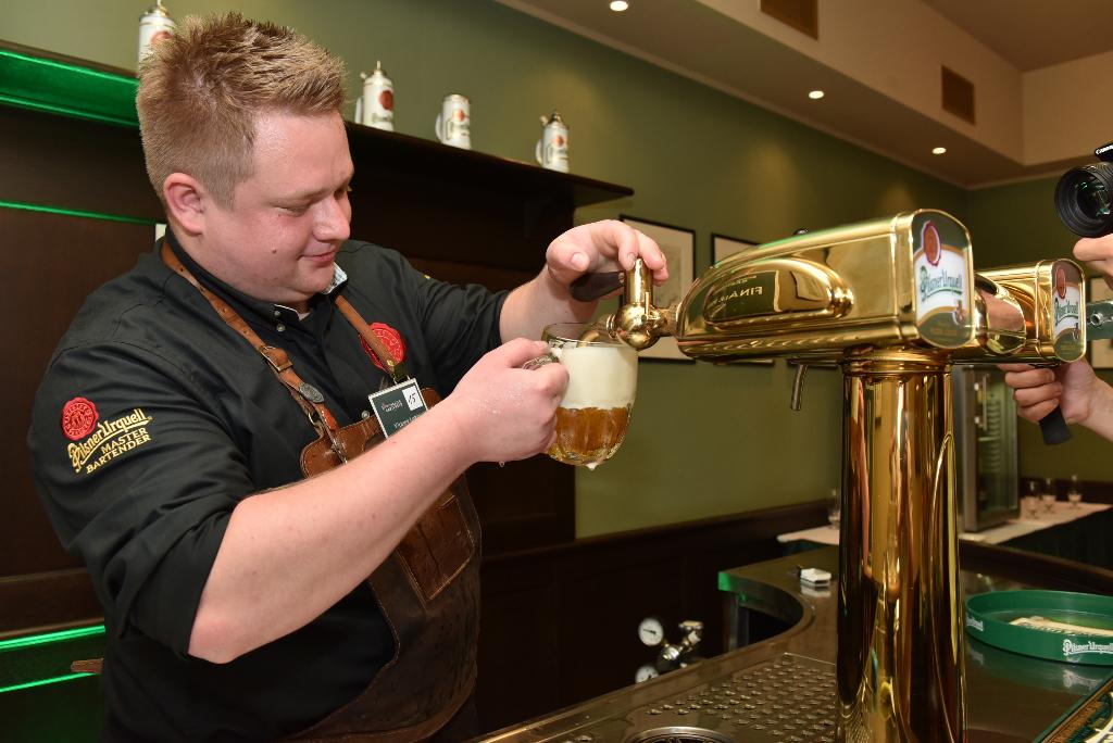 Českým vítězem Pilsner Urquell Master Bartender 2015 se stal Lukáš Vitásek! #masterbartender2015 #pilsnerurquell