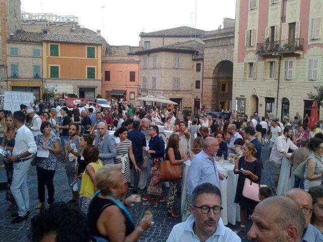 Piazza Mazzini #Macerata piena per i piatti "firmati" di <a href="/ChefBiagiola/">Michele Biagiola</a>, <a href="/ERecanati/">Errico Recanati Chef</a> e <a href="/ChefSimone/">Simone Salvini</a> #nutrimilanima