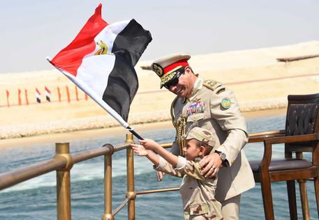 Egitto, presidente Sissi inaugura nuovo Canale #Suez,due navi si incrociano per la prima volta
ow.ly/QzMR1
