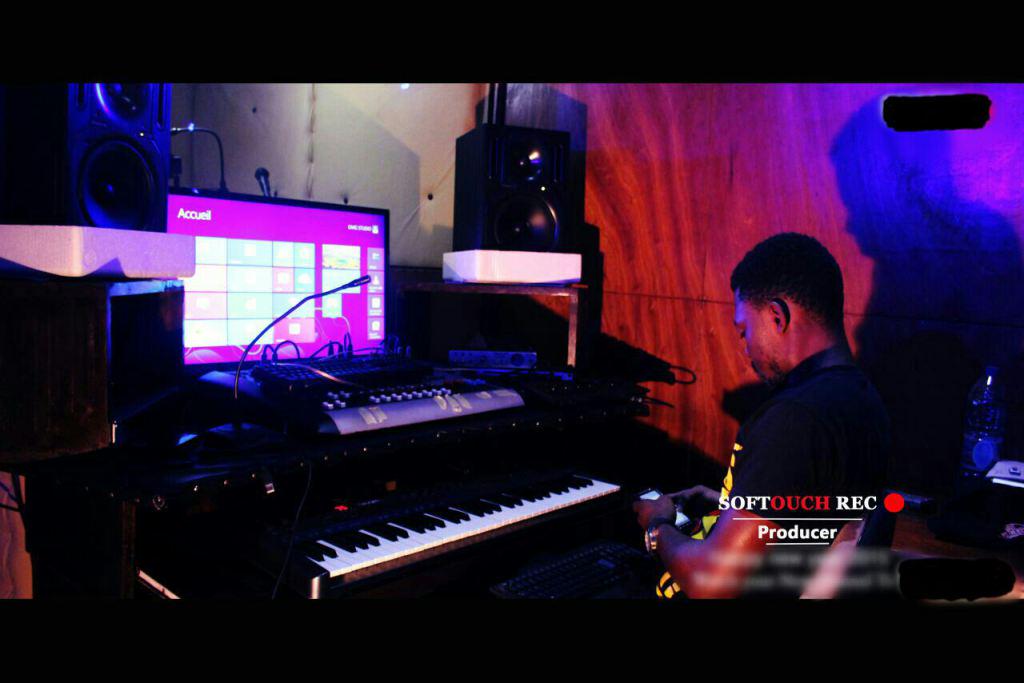 CamerVibe's tweet photo. GOSSIP!!!!! softouch the beat maker reveals his face http://t.co/qqd2aadzn8 http://t.co/rOdYEE1UQF