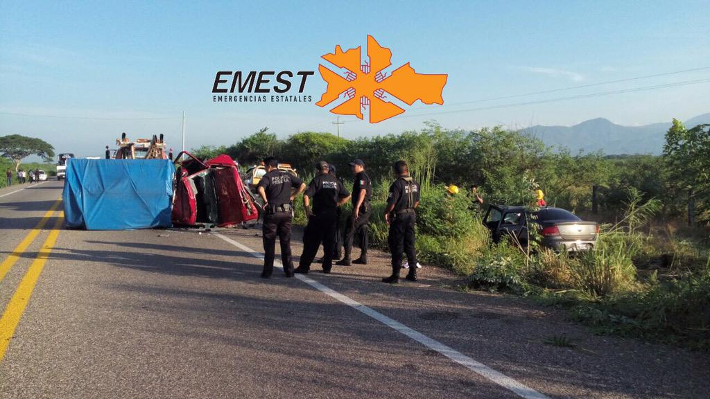 emestoax's tweet photo. Accidente automóvilistico en el km 50 entre Niltepec y zanatepec con saldo de 5 lesionados, @HCBJuchitan al lugar http://t.co/Mva7OyvLlU
