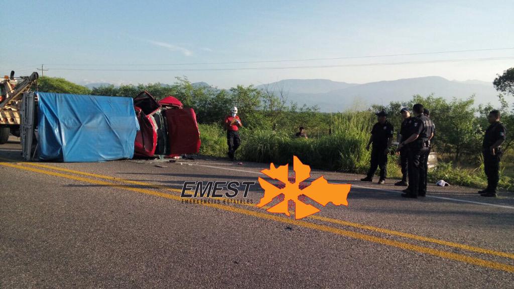 emestoax's tweet photo. Accidente automóvilistico en el km 50 entre Niltepec y zanatepec con saldo de 5 lesionados, @HCBJuchitan al lugar http://t.co/Mva7OyvLlU