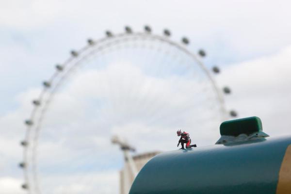 MarvelSpain's tweet photo. Si pones atención a los pequeños detalles, te puedes sorprender. #AntMan y @Slinkachu viajan por Londres de nuevo. http://t.co/8GFX9JWxsv