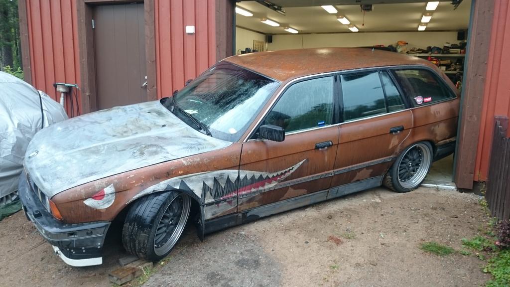 vihavainen's tweet photo. On se hyvä et tuli rakennettuu iso talli ni ei tarttee taivasalla korjata näitä romuja. http://t.co/m19fcw5EJ8