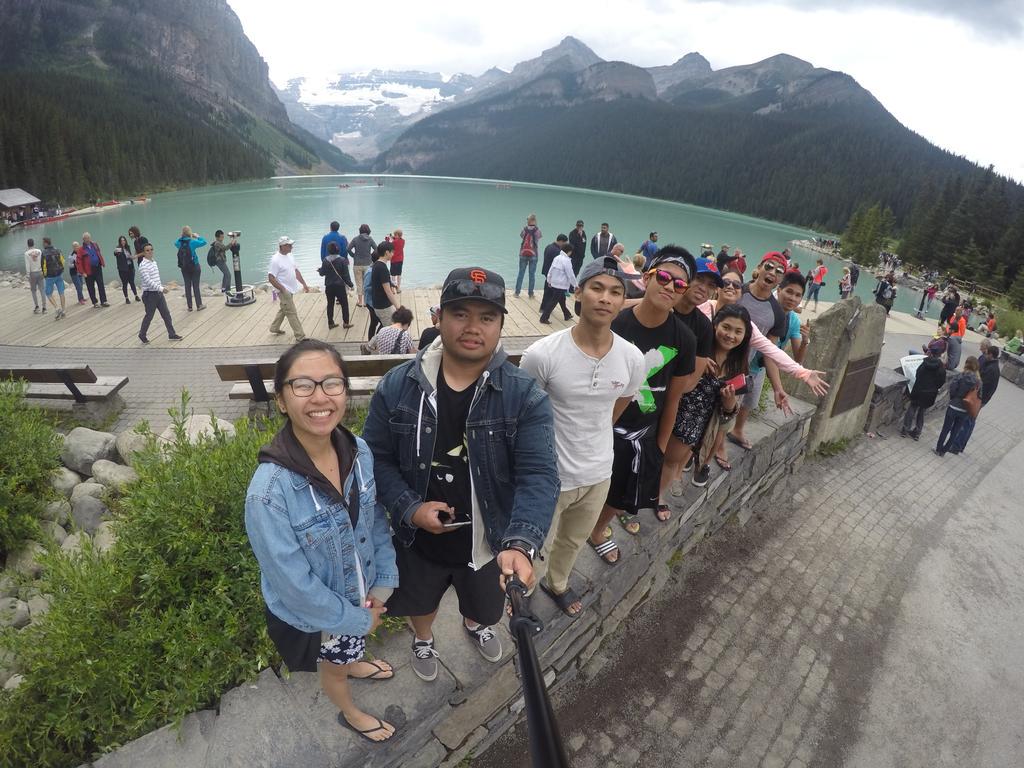 andrechiu16's tweet photo. Day 1 accomplished #lakelouise #roadtrip #CYC2015 #steinbachsquad http://t.co/3TYTJ3T5WD
