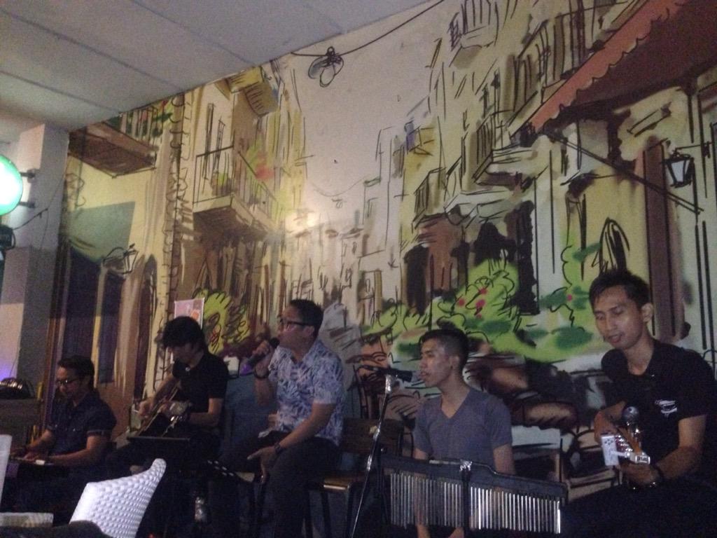 On stage Bing gigs malam <a href="/backyard2010/">Backyard cafe</a> Teras Kota Mall BSD
