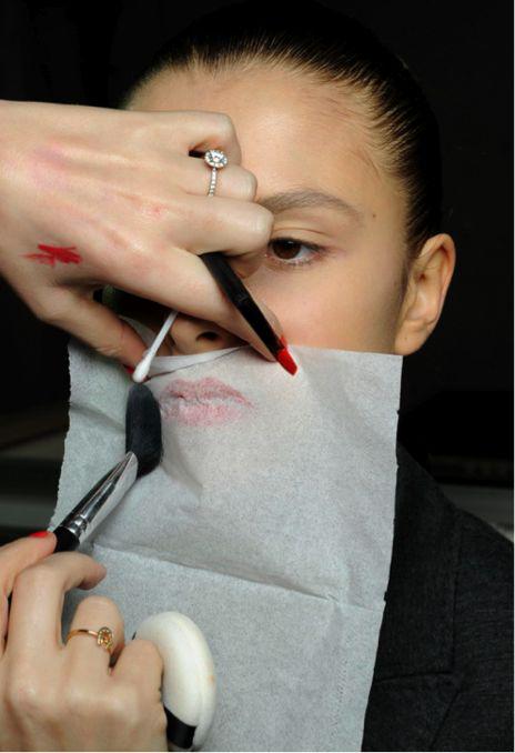 EstiloDF's tweet photo. Si quieres que tu lipstick dure más tiempo, pon un pañuelo sobre tus labios y aplica polvo para fijarlo. http://t.co/4JWJuaYPae
