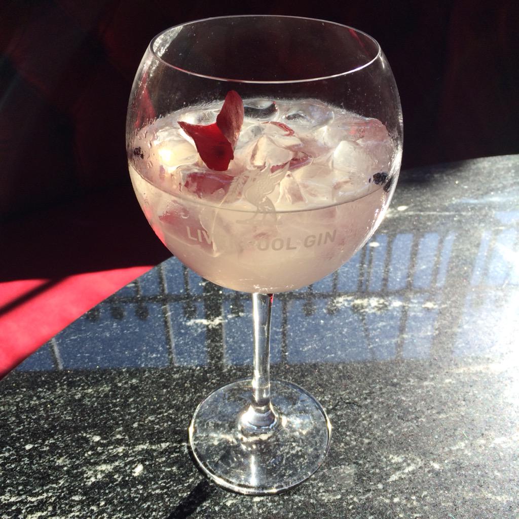 blindtigerlpool's tweet image. @TEJOURNAL @BrosInDrams first taste of the new @LiverpoolGin ROSE before tonight's party...blooming beautiful🌹🍸🌹👅💦