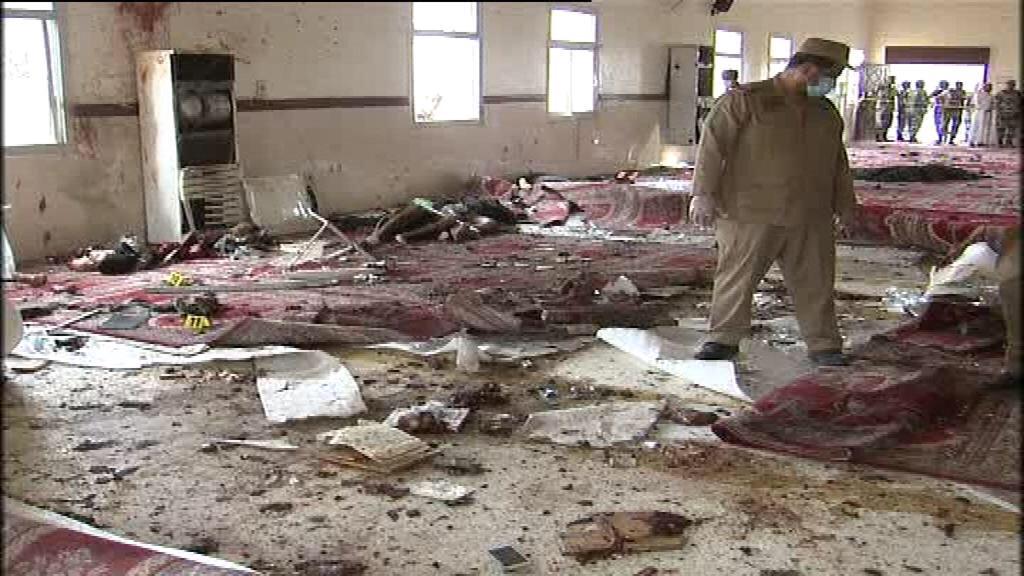 انتحاري يفجر نفسه في مسجد قوات طوارئ عسير السعودية CLvOFayUwAEKk8h