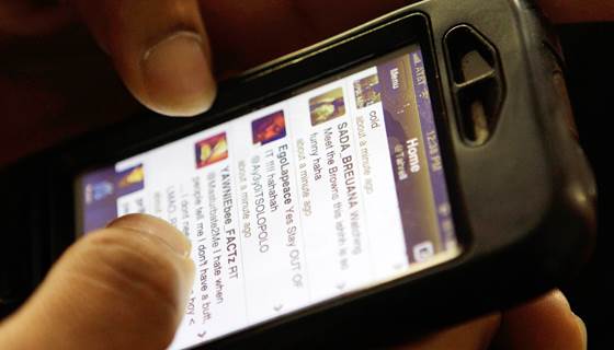 NBCNews's tweet photo. Teens make friends online, but rarely meet them IRL http://t.co/VIDhdKWTzR http://t.co/LmlzcUOAKm