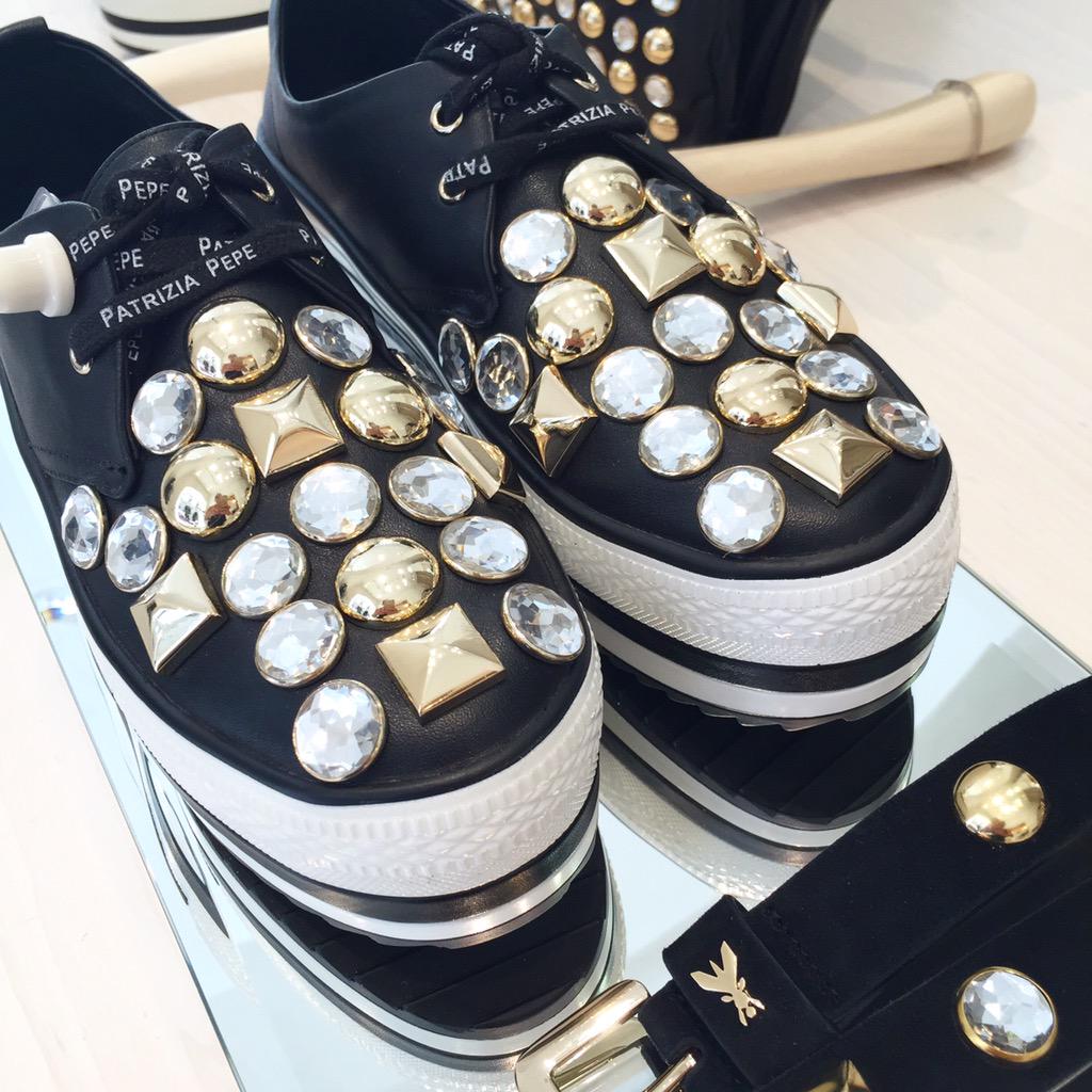 ElleQuebec's tweet photo. Spotted à Florence: des baskets bling-bling signés @PatriziaPepe #ELLEmode #bling #chaussures #italia http://t.co/fJYgilJM8s