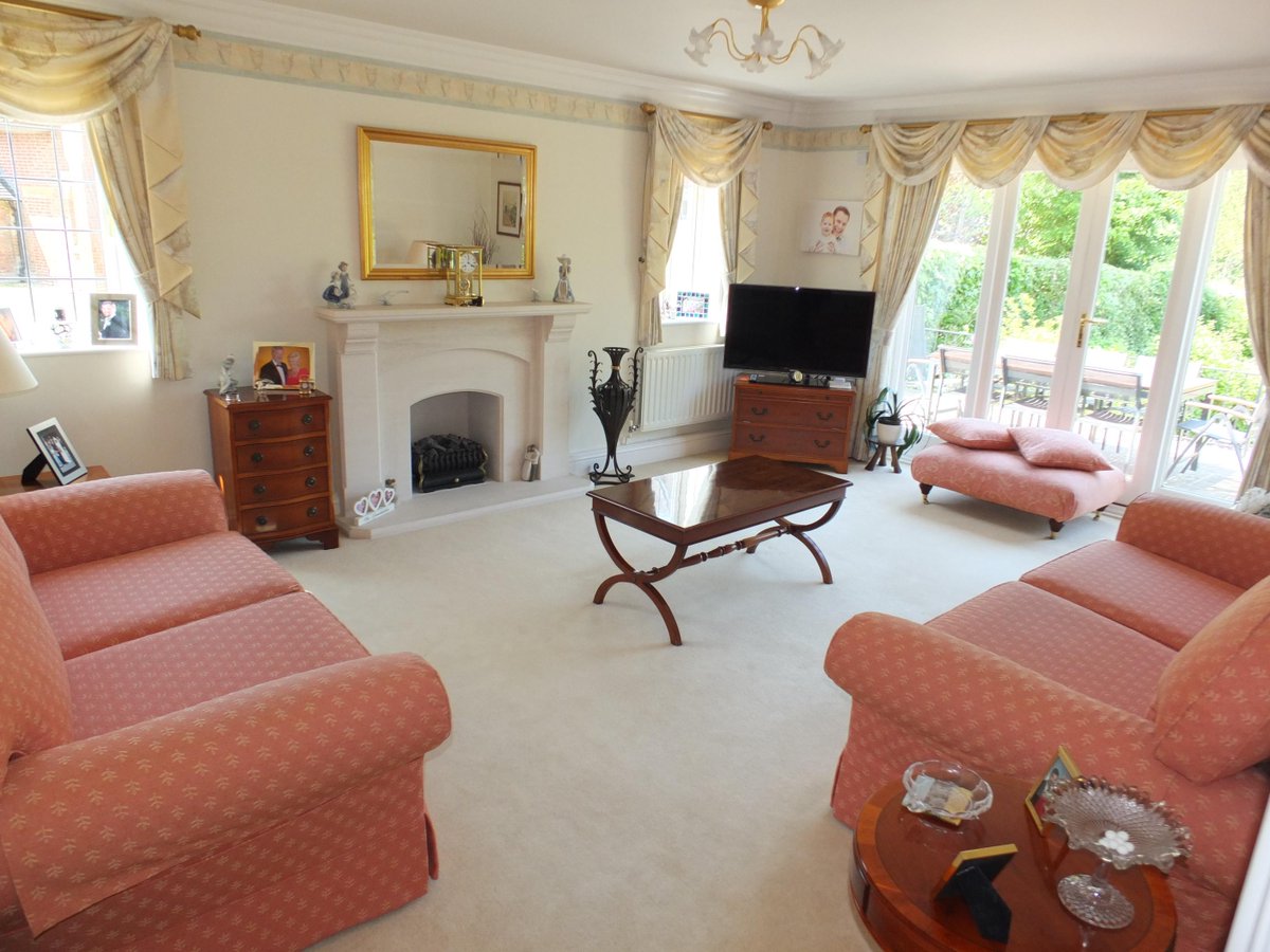 MarkRevillCo's tweet photo. Knoll Place, Lindfield
£895,000
Excellent 5 bed executive style house in large 1/3 of an acre garden http://t.co/6LahRUGYwV