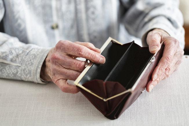 USNewsInvesting's tweet image. 7 ways to overcome the fear of outliving your savings in retirement: ow.ly/QzDSK