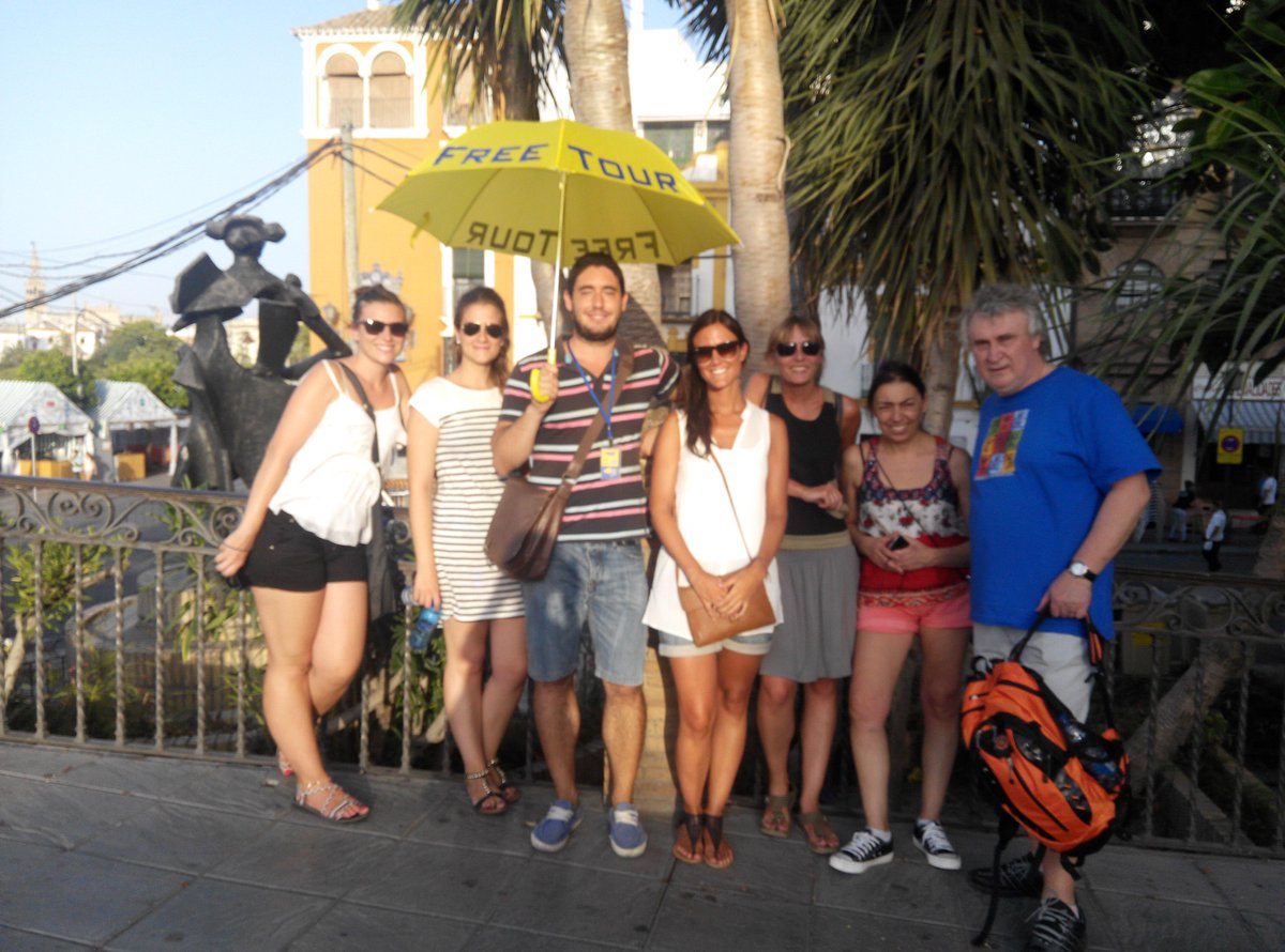 SevillaFreeTour's tweet photo. A la otra orilla del Guadalquivir, Triana os espera llena de secretos http://t.co/qiTiACThUD