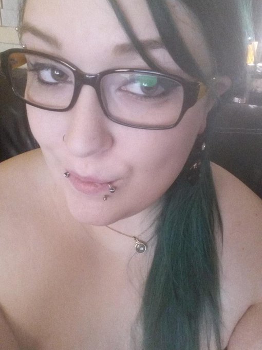 Look at these earrings!!! Omg!! Thank you do much @Miss_Taphophile ❤😘❤😘❤ http://t.co/XgNysbFysQ