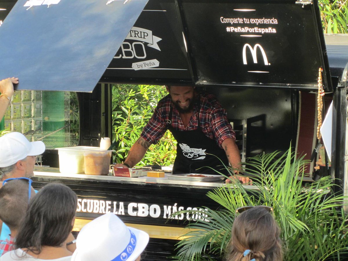 FundPortSitges's tweet photo. Empieza el evento de McDonald's en el @portdesitges. Ven a probar la nueva CBO creada por el Chef @JPenaTopChef http://t.co/o85lRdzpvP
