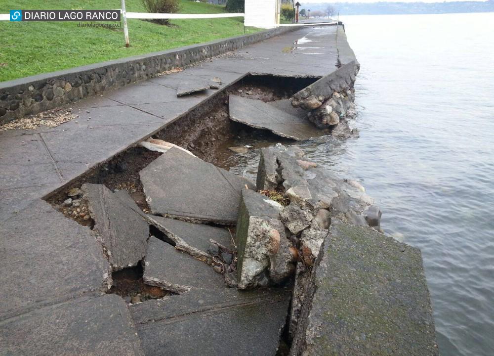 futroninos's tweet photo. Fuerte oleaje socavó y destruyó tramos de la costanera de Lago Ranco #elranco #valdiviacl http://t.co/Uj0FFvEg6Z