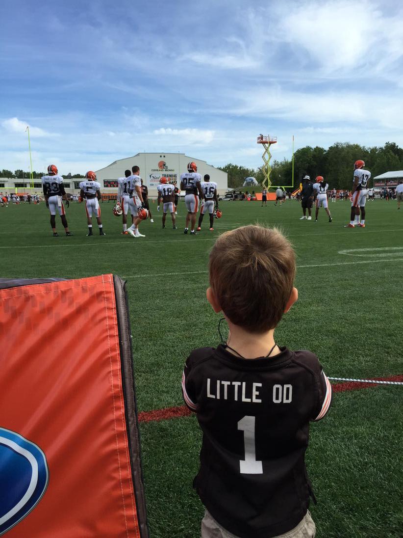 ryanworking's tweet photo. Awesome morning with my son getting close to the action w/ the @browns #brownscamp http://t.co/7atiO2BxYu