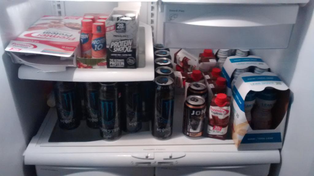 Secks_man's tweet photo. #FridgeUpdate what the hell is wrong with me http://t.co/NkeiHDUau0