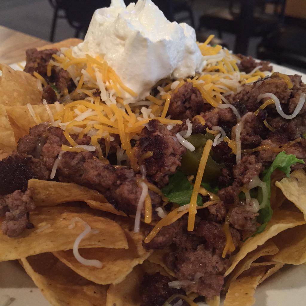 jpsmokin's tweet photo. Lunch.. 1/2lb Southwest Burger crumbled on nachos.. π― #killernachos http://t.co/2rVQrhRaBZ