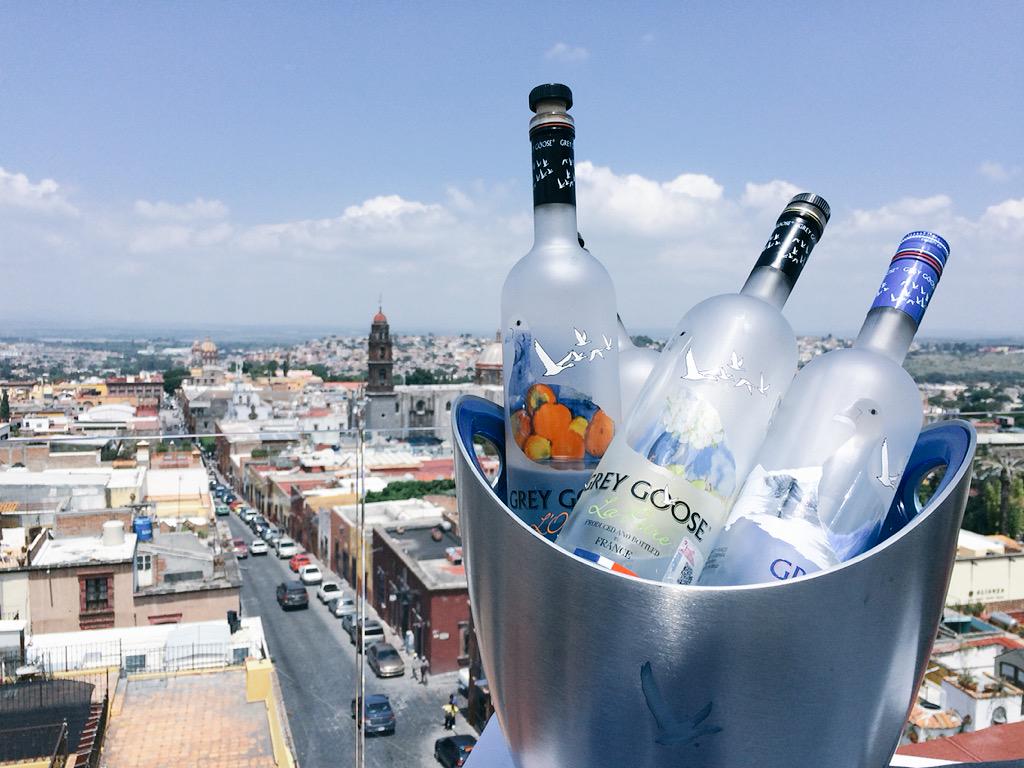 SnobMx's tweet photo. Con #SanMiguel de fondo aprendiendo todo sobre @GreyGooseMX, 'from te field to the bottle'. #LeMexique http://t.co/pGLE3OlaCH