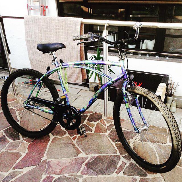 InstaBicycle's tweet image. Via @rominawalch: Say hello to my new flashy ride! 🍬🍡🍇🍏 #candycolours #80s #beachcruiser #… bit.ly/1HtEl59