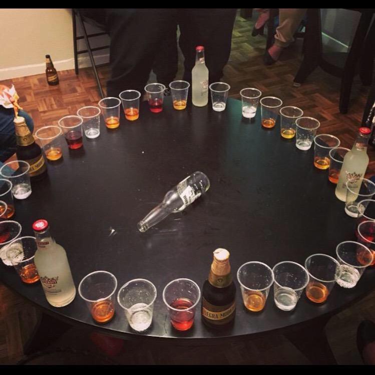 MeLlevoPutas's tweet photo. Vamos a jugar 🍺🍸🍻🍷🍹 😉 #drinking http://t.co/ltbenfNkpX