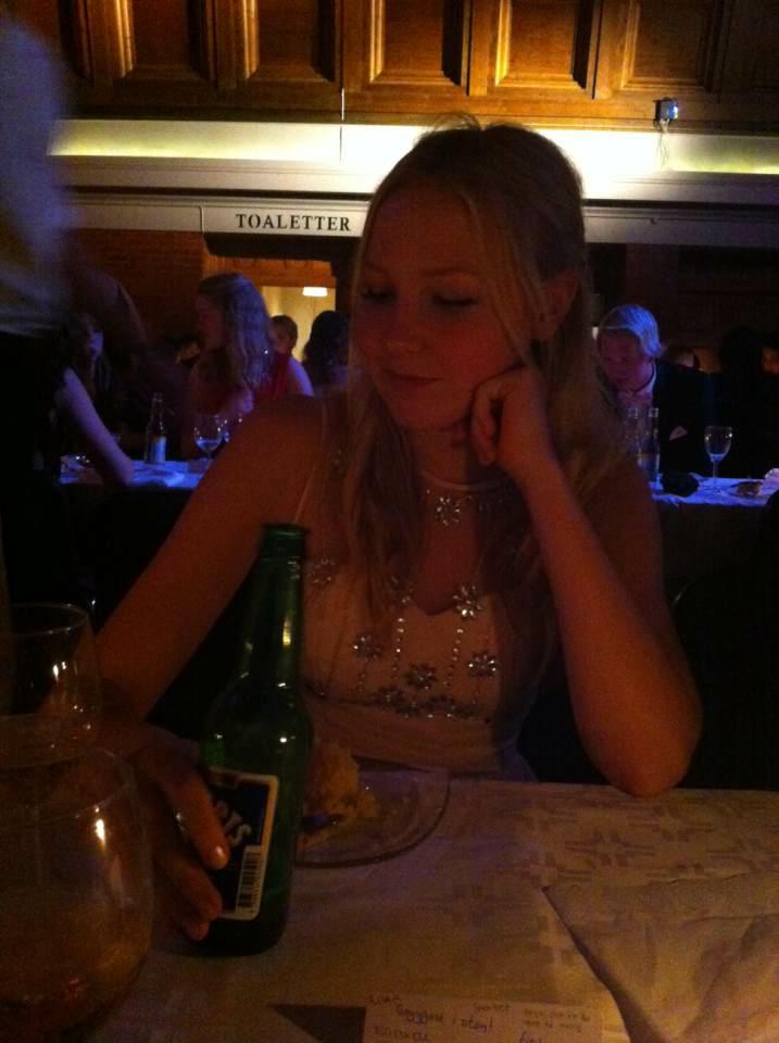 matildaleeek's tweet photo. Graattiis @EmmeliNyblom Välkommen till 18års klubben http://t.co/r4FoN8IwnV