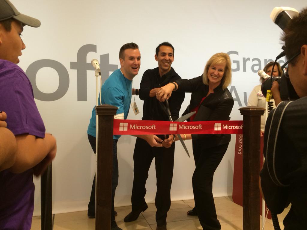 tazimdamji's tweet photo. It's open 🎉 @MicrosoftStore in @pacificcentre woo hoo!! #MicrosoftBC http://t.co/UmqPewK8AD