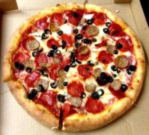 TriZPizza's tweet image. #tbt to this custom North #Raleigh zmeaty: pepperoni, chicken sausage, ham, &amp;amp; black olives. #throwbackwin