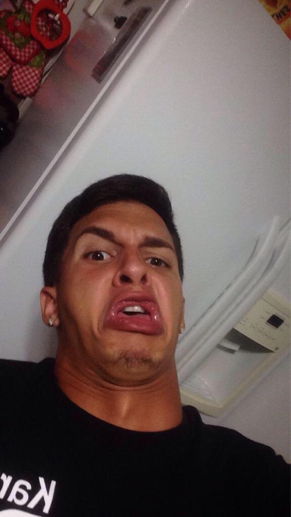 Alextrxm's tweet photo. quand t'envois des snap a tes amis vs quand t'envois des snap a ta crush http://t.co/oNUqMHvBqg