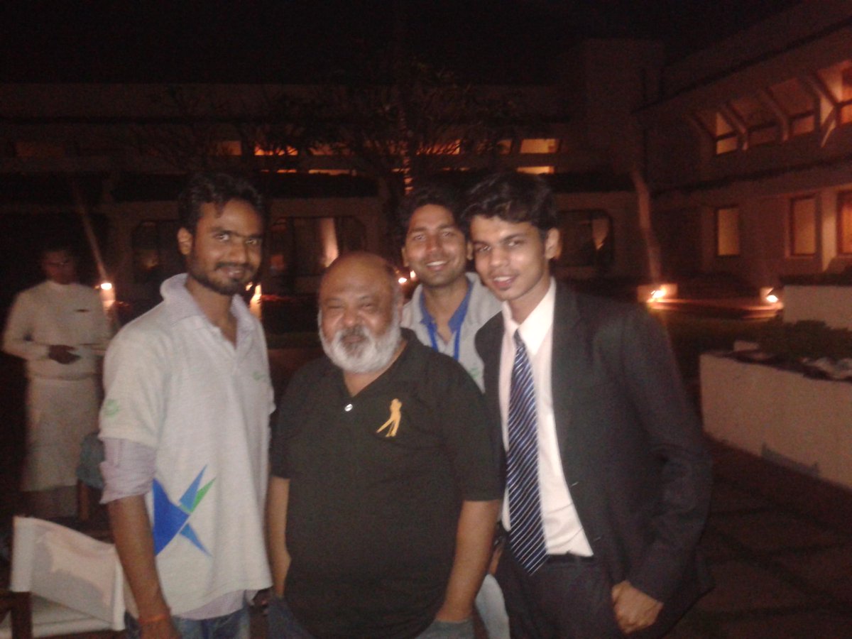 harshil_rupani's tweet photo. Dinner after an successful event. @KIITFest @saurabhshukla_s 
#memories http://t.co/3TYMS9174J