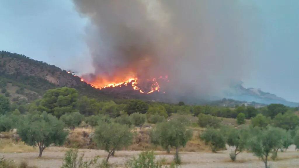 JuanDavidMeteo's tweet photo. Los rayos están dejando incendios forestales por el interior de #Murcia. Este, al N de Lorca. Imagen: @malvestio781 http://t.co/eST0GI5e0Y