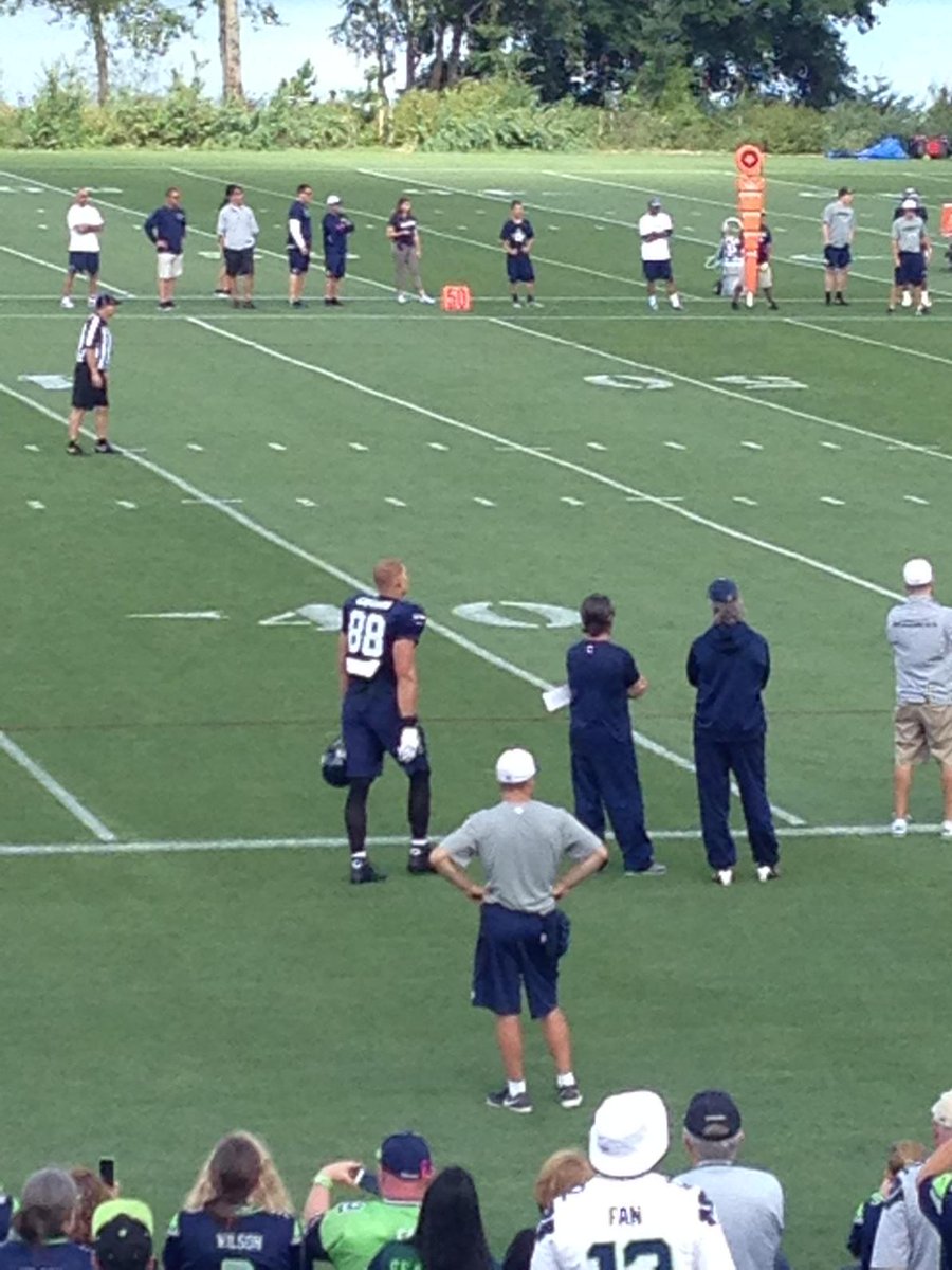 BigH2114's tweet photo. He's actually a Seahawks, doesn't seem real😆😆 http://t.co/7Db5z3imAw