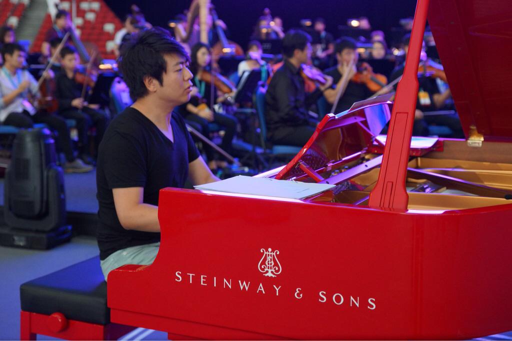 lang_lang's tweet photo. Rehearsing with @JJ_Lin for #Sing50 #SG50 http://t.co/syFMw0i4Tk