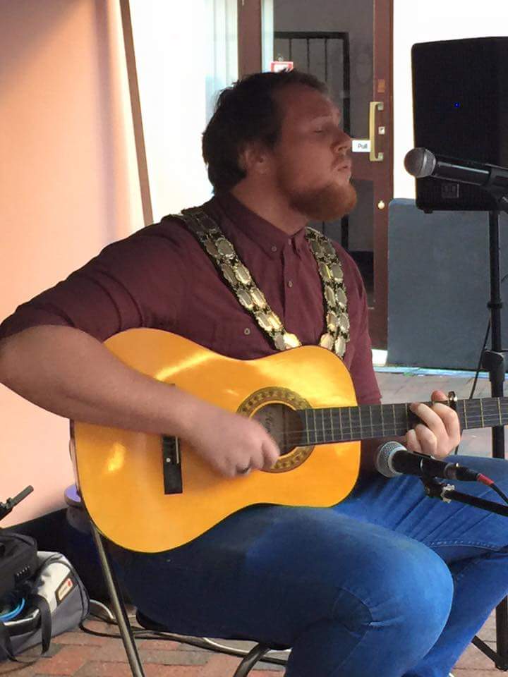 _Contender_'s tweet image. Thanks to all our new followers! Here is a tweet-treat; Jordan's first solo gig. #Mayorsneckless #nervous  #runstown